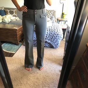 👩🏽‍💼 Grey office pants 👩🏻‍💼